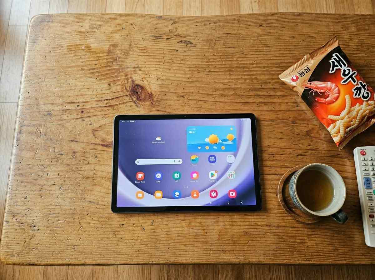 한국 가정집 거실 테이블 위에서 사용 중인 삼성 갤럭시 탭 A9+ 태블릿