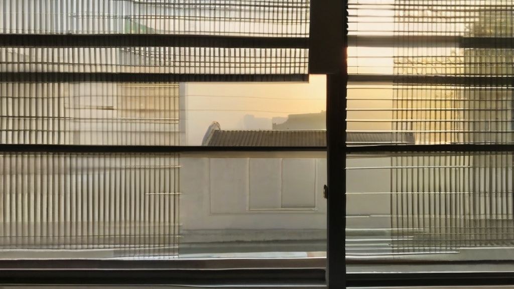 한국의 한 공장에서 태양광 패널과 스마트 그리드 시스템을 활용하는 모습