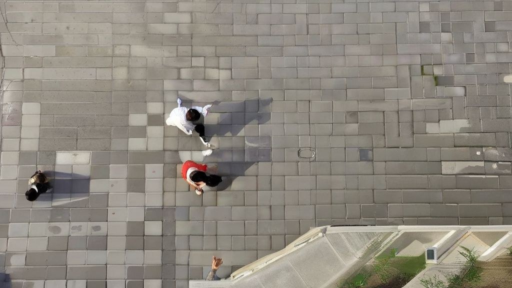 2026년형 한국 스마트폰 3종(갤럭시 S25, 아이폰 16, 픽셀 9)이 나란히 놓여 있는 모습